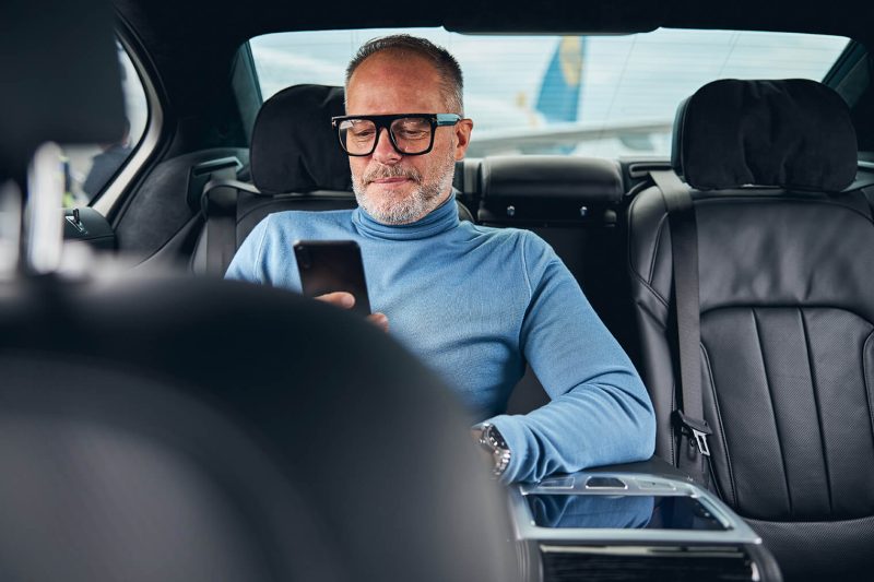 Passager de taxi assis à l'arrière